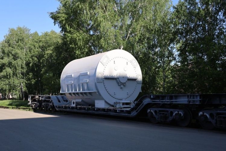 На Новосибирскую ТЭЦ-3 прибыл новый генератор с завода ЭЛСИБ