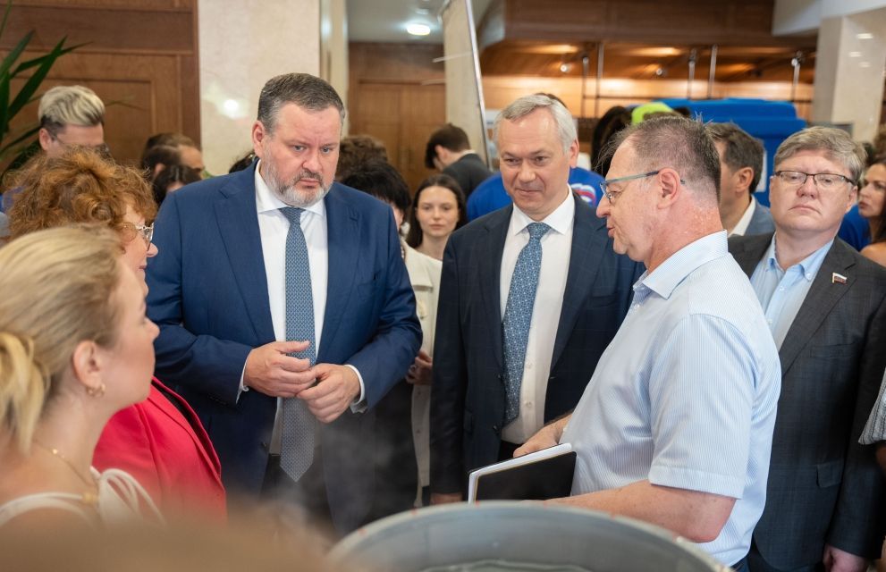 Министр труда РФ Антон Котяков и губернатор Андрей Травников посетили стенд СГК на Всероссийские ярмарке трудоустройства в Новосибирске