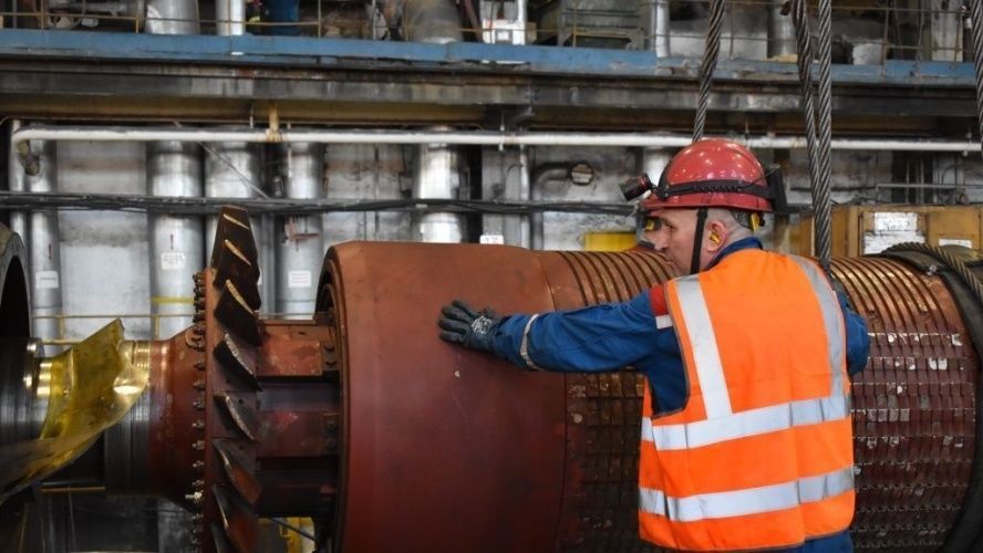 Баланс мощи и ювелирной точности: бийские энергетики извлекли ротор из турбины №3 и отправили на заводской ремонт