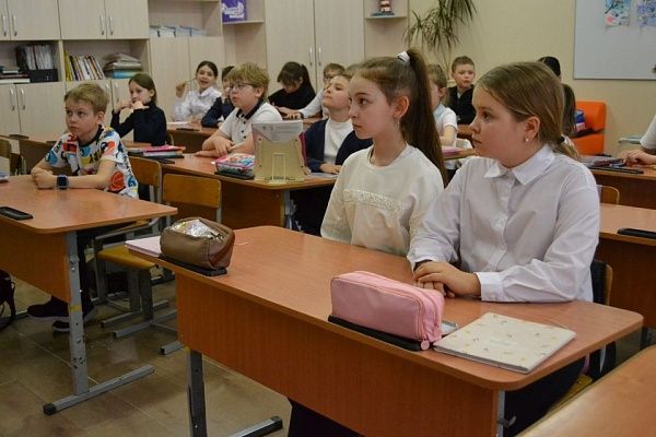 Кот-энергетик на уроках безопасности и курс на выбор профессии: как специалисты СГК-Алтай знакомят школьников с энергетикой