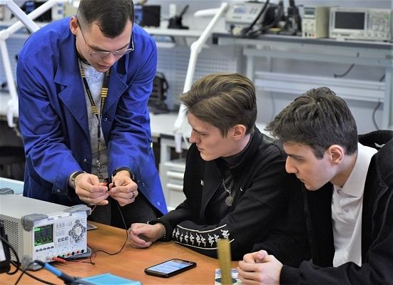 Студенты кемеровских техникумов попробовали себя в роли энергетиков