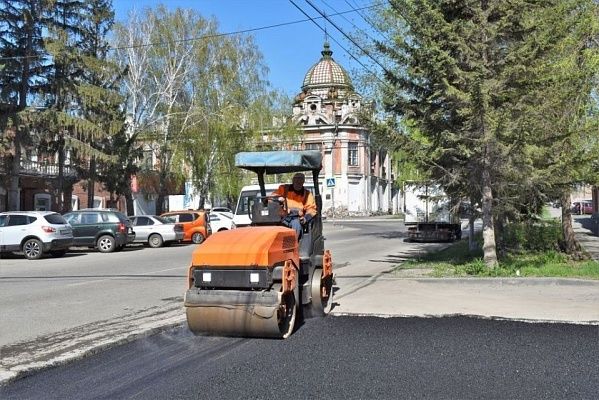 Благоустройство на месте раскопок: как в Бийске идет восстановление территорий после ремонтных работ на теплосетях.